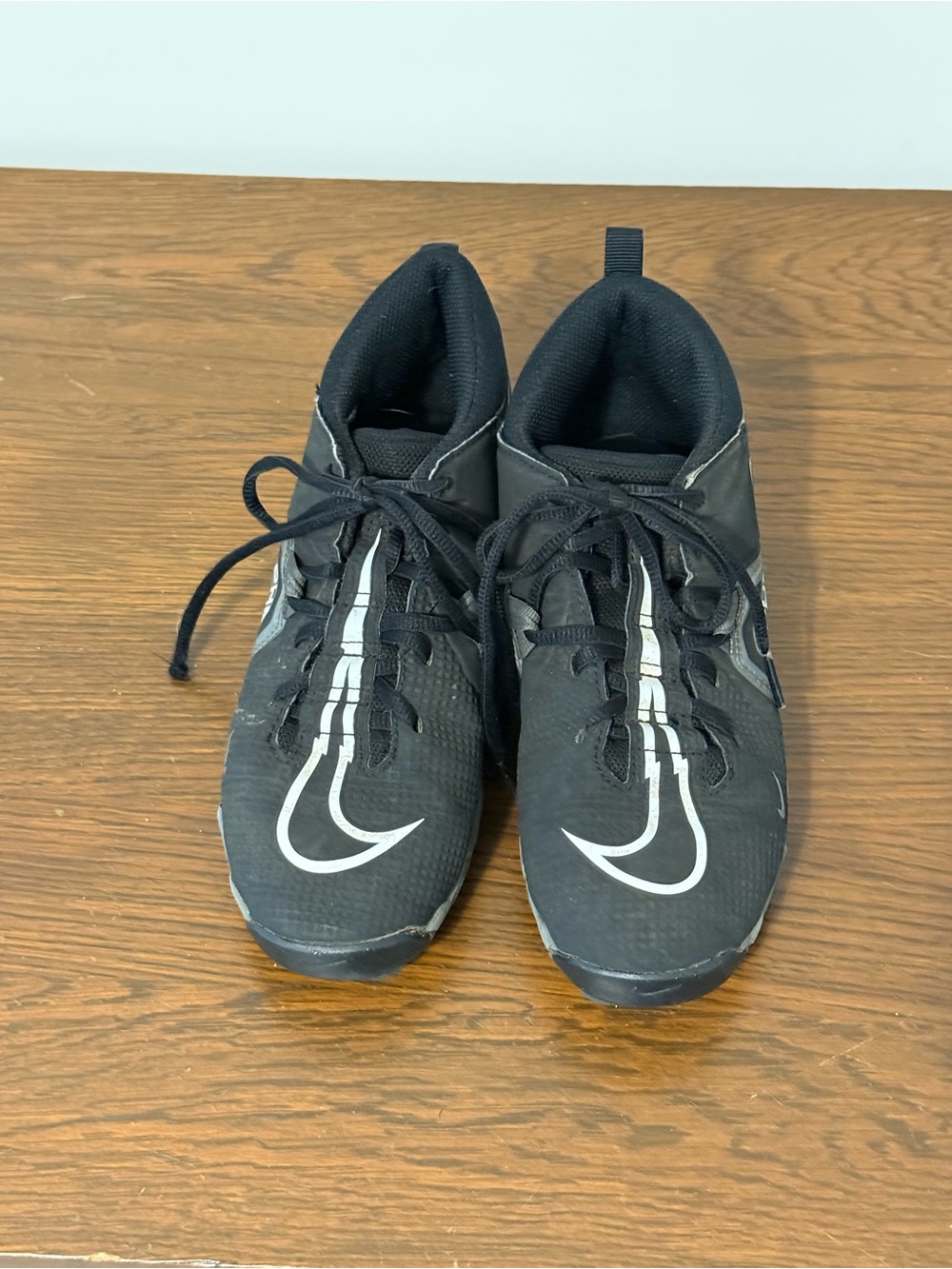 Nike Boys  Black Athletic Cleats with White Swoosh size 3.5Y